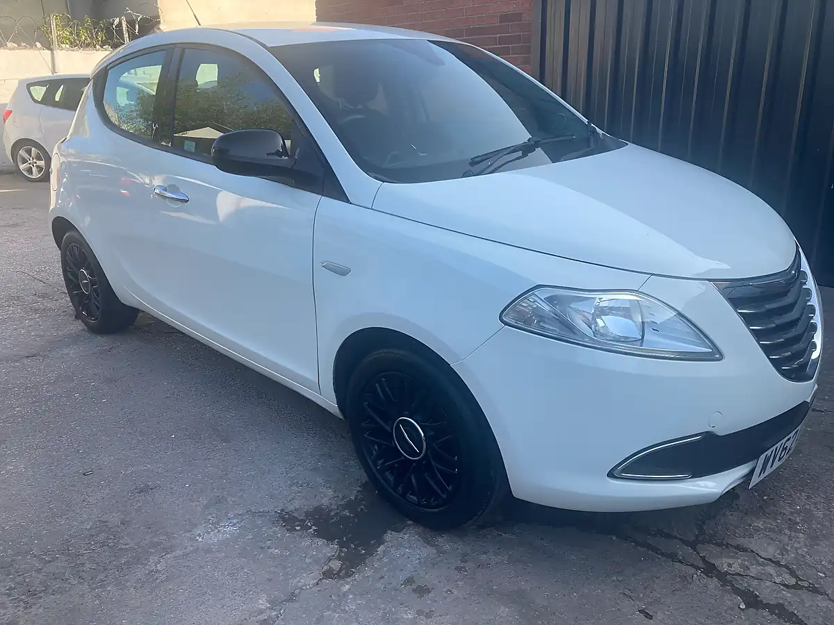 Used 2012 Chrysler Ypsilon Se White - Front View