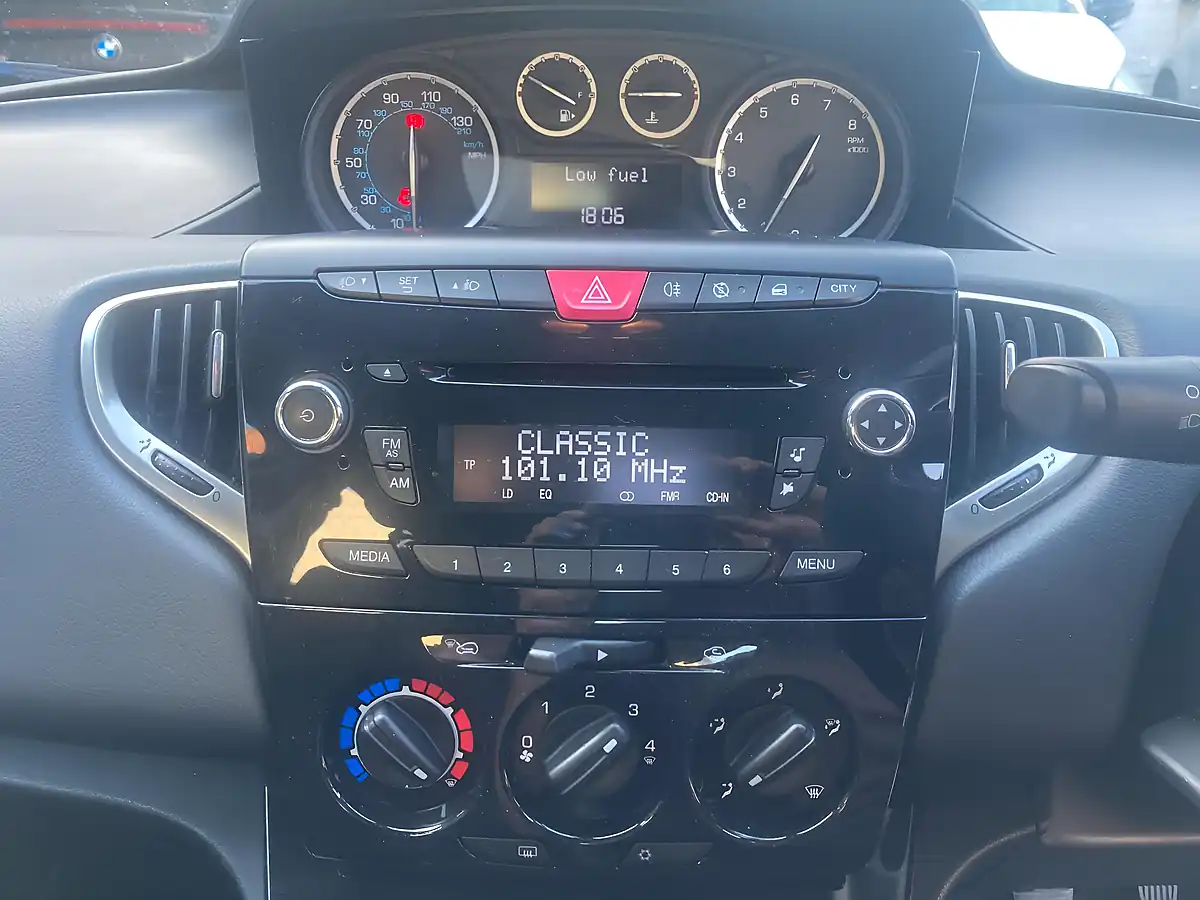 Used 2012 Chrysler Ypsilon Se White - Interior and Exterior details 18