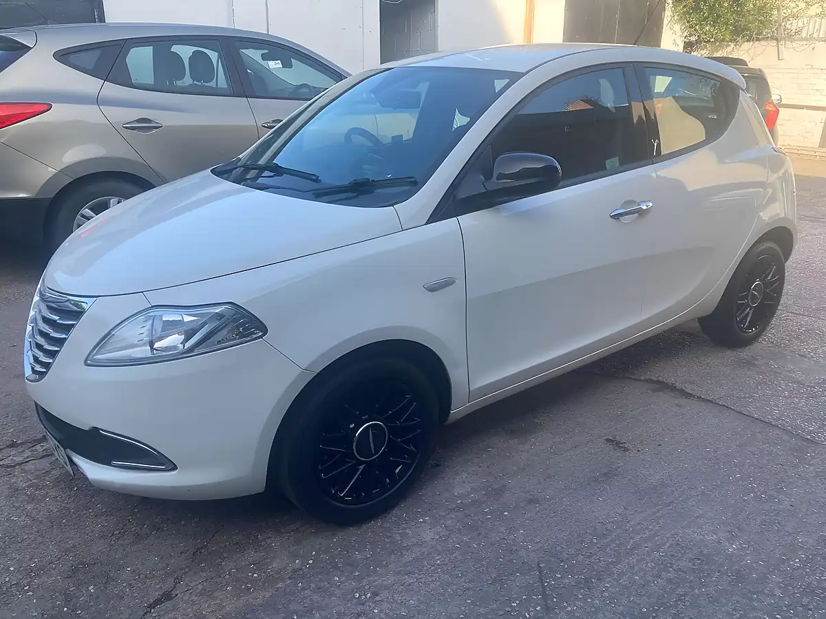 Used 2012 Chrysler Ypsilon Se White - Interior and Exterior details 3