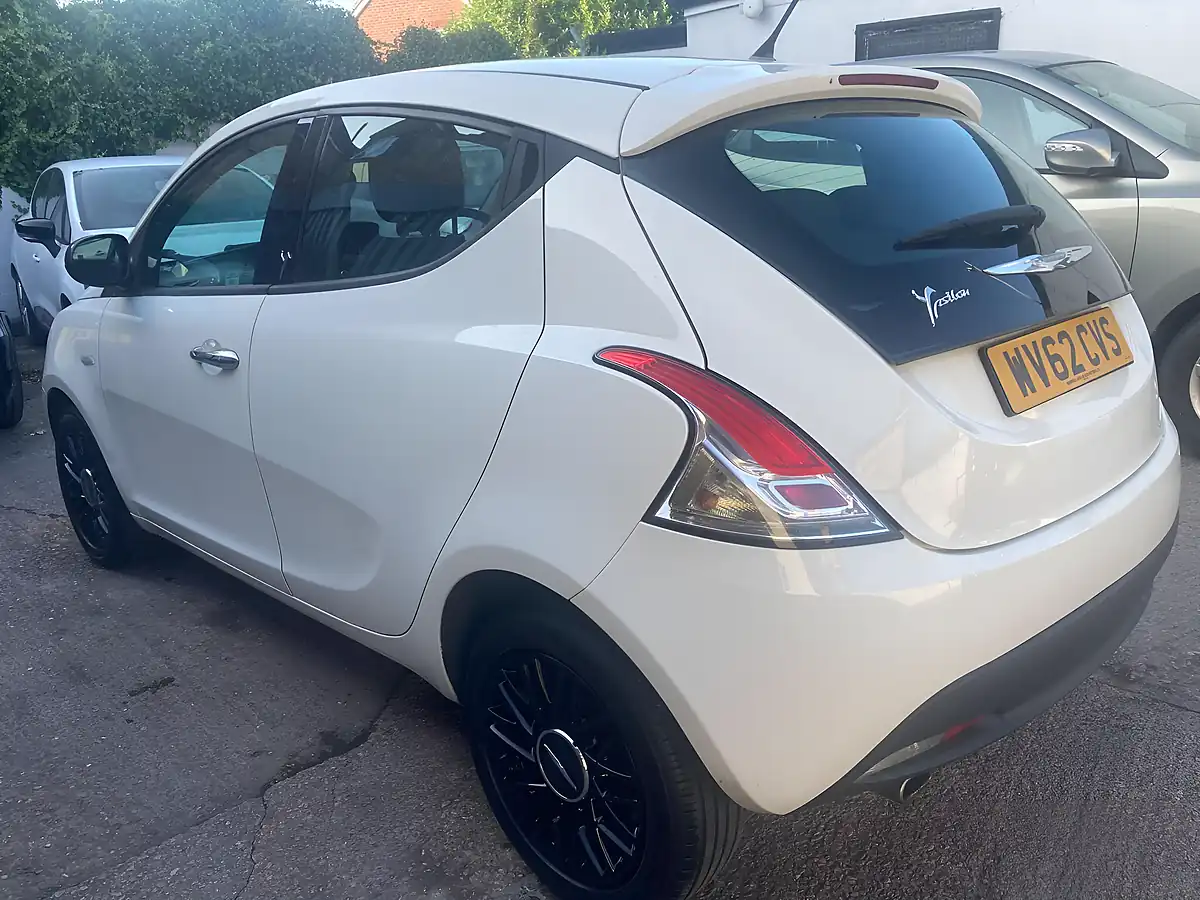 Used 2012 Chrysler Ypsilon Se White - Interior and Exterior details 4