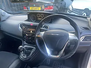 Used 2012 Chrysler Ypsilon Se White - Interior and Exterior details 7