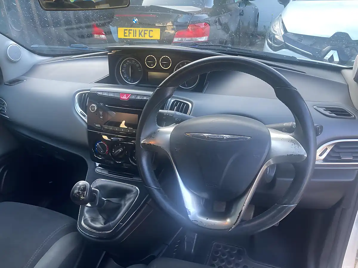 Used 2012 Chrysler Ypsilon Se White - Interior and Exterior details 7
