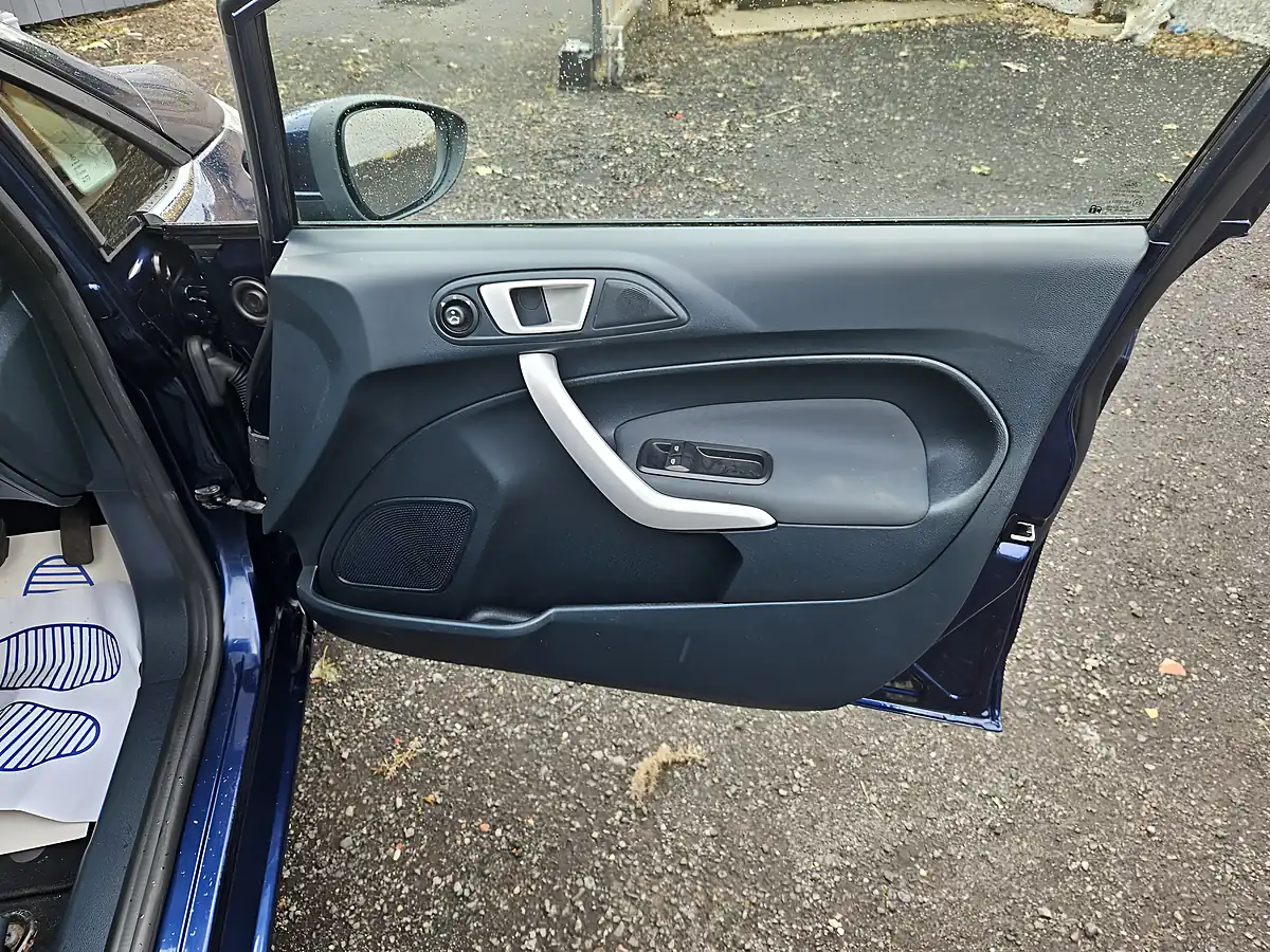 Used 2012 Ford Fiesta Zetec Blue - Interior and Exterior details 16