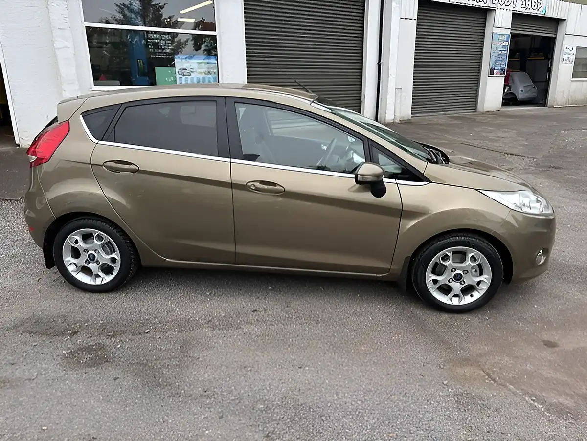 Used 2012 Ford Fiesta Zetec Brown - Interior and Exterior details 5