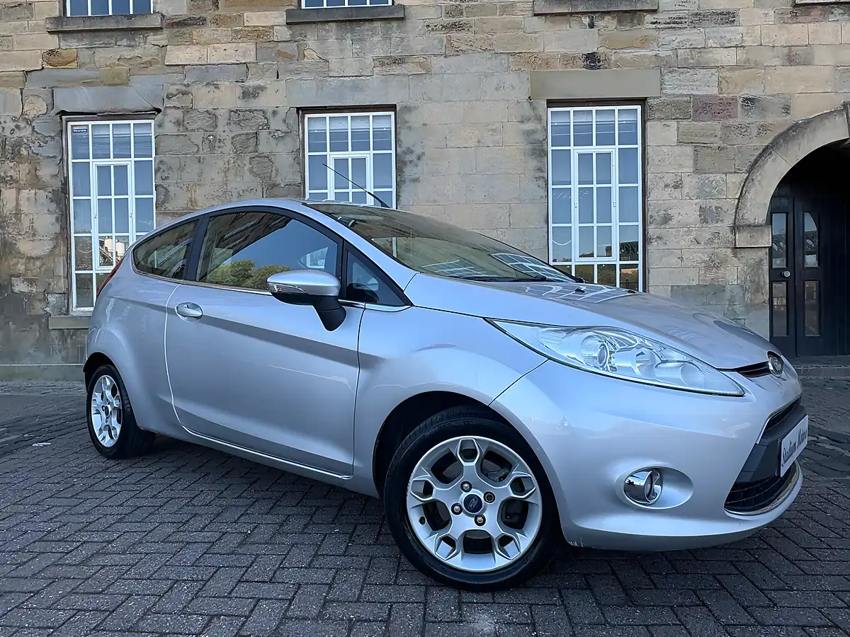 Used 2012 Ford Fiesta Zetec Silver - Front View