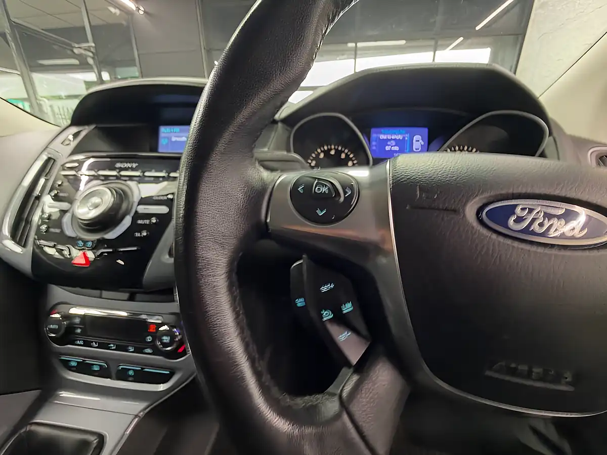 Used 2012 Ford Focus Titanium Red - Interior and Exterior details 15