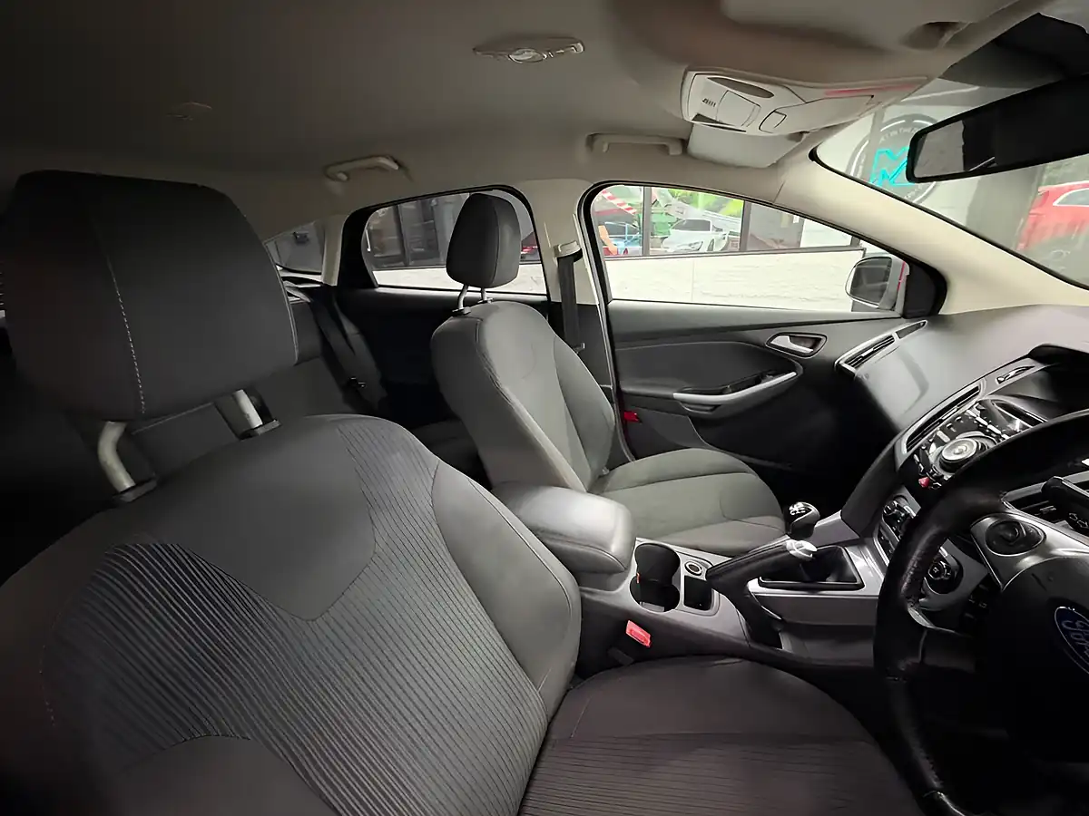 Used 2012 Ford Focus Titanium Red - Interior and Exterior details 9
