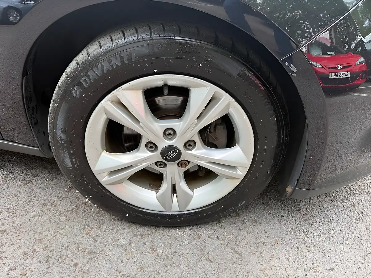 Used 2012 Ford Focus Zetec Black - Interior and Exterior details 13