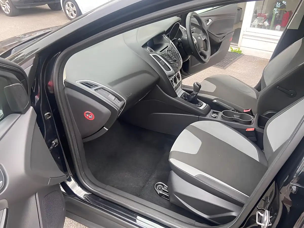 Used 2012 Ford Focus Zetec Black - Interior and Exterior details 11