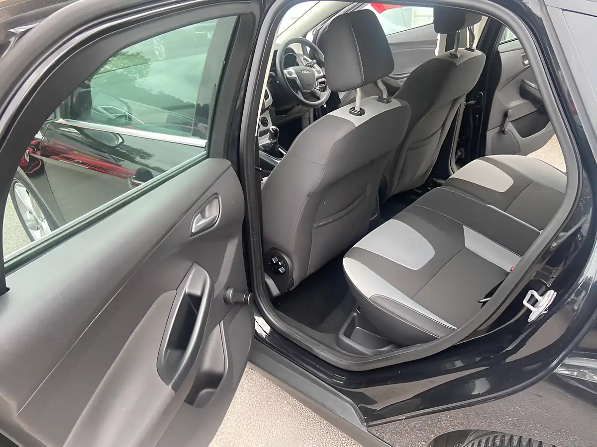Used 2012 Ford Focus Zetec Black - Interior and Exterior details 13