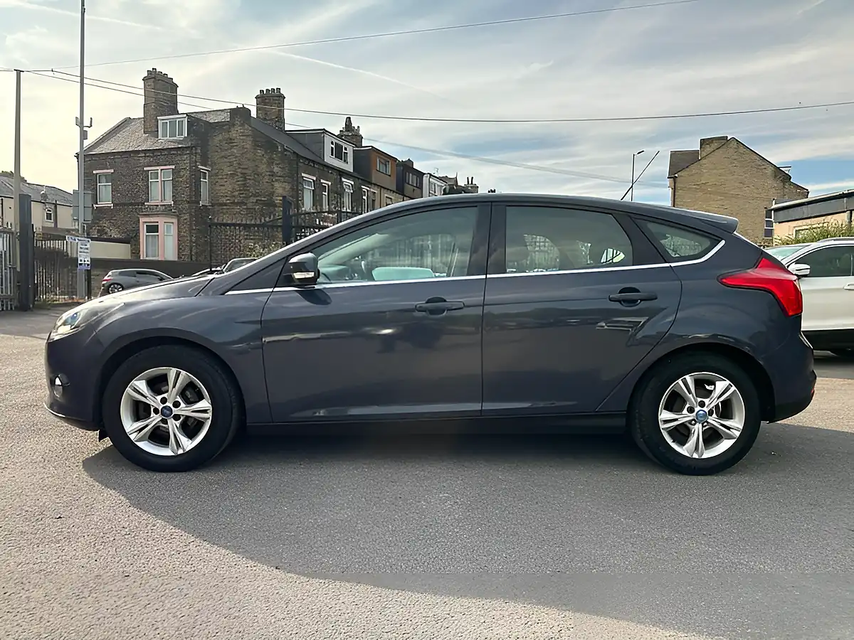 Used 2012 Ford Focus Zetec Grey - Interior and Exterior details 13