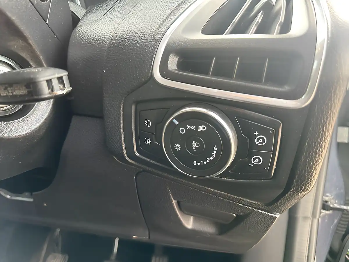 Used 2012 Ford Focus Zetec Grey - Interior and Exterior details 17