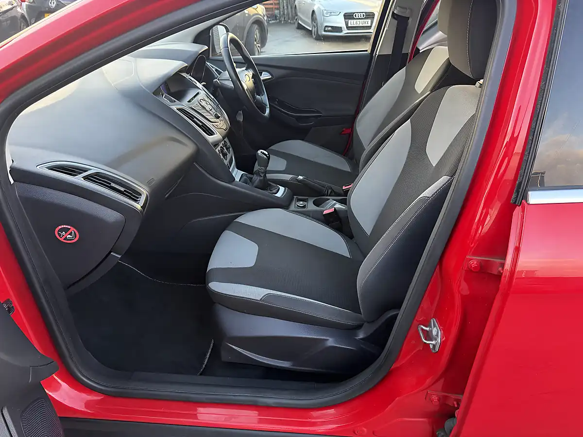 Used 2012 Ford Focus Zetec Red - Interior and Exterior details 13