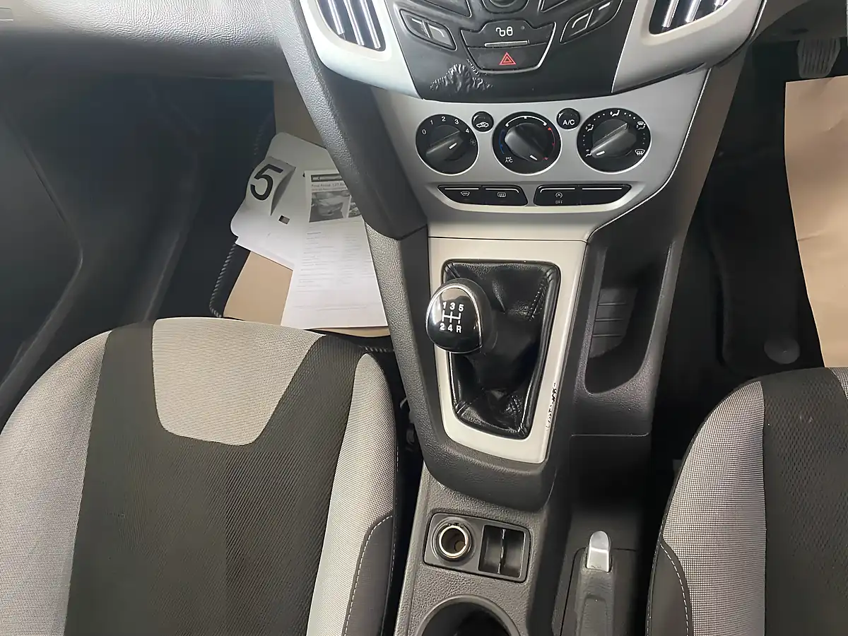 Used 2012 Ford Focus Zetec Silver - Interior and Exterior details 15