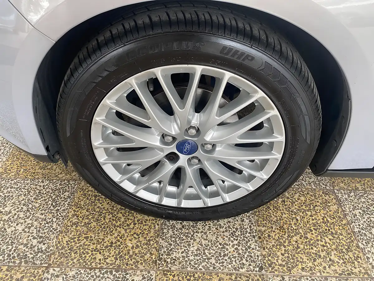 Used 2012 Ford Focus Zetec Silver - Interior and Exterior details 16
