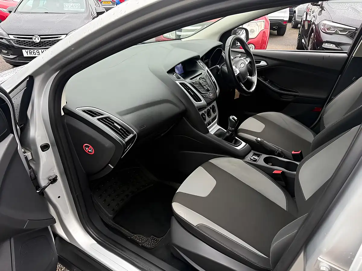Used 2012 Ford Focus Zetec Silver - Interior and Exterior details 17
