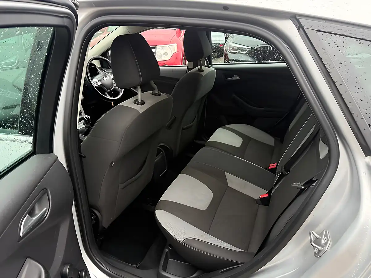 Used 2012 Ford Focus Zetec Silver - Interior and Exterior details 18