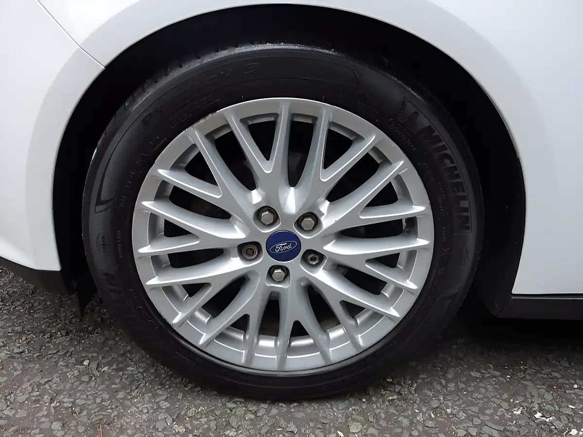 Used 2012 Ford Focus Zetec White - Interior and Exterior details 12