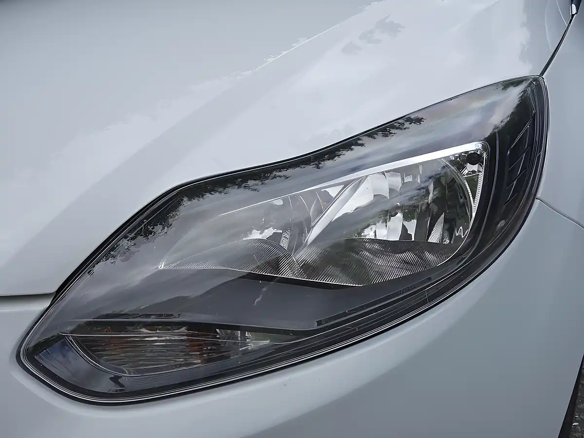 Used 2012 Ford Focus Zetec White - Interior and Exterior details 14