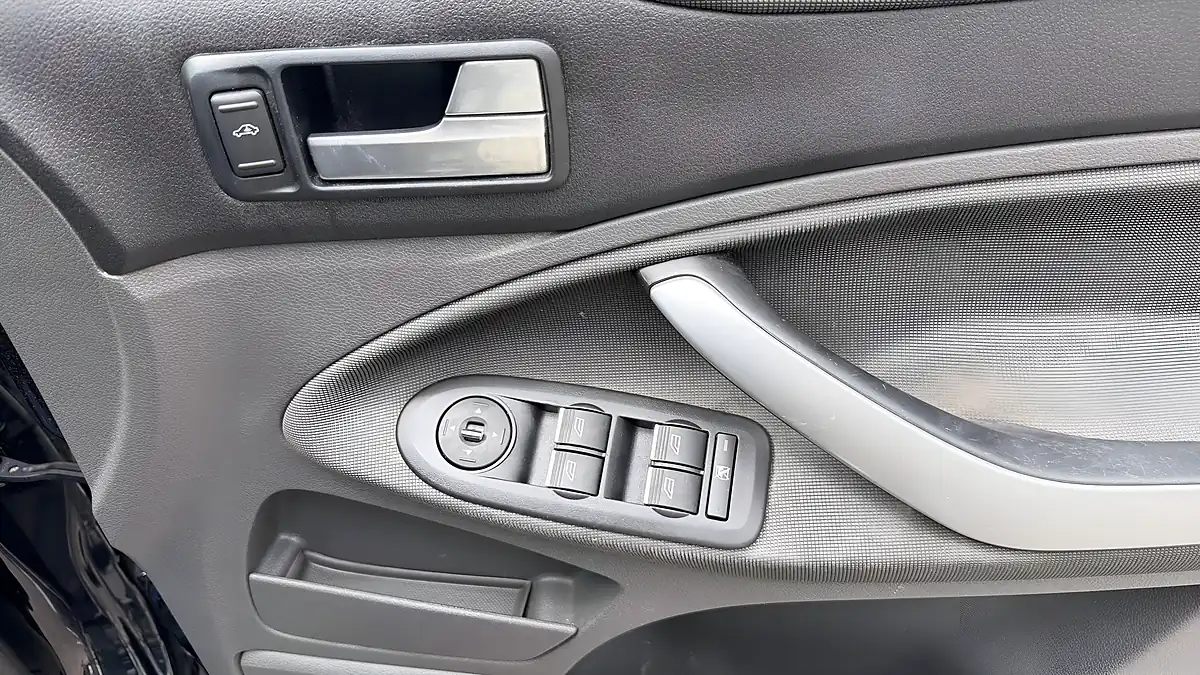 Used 2012 Ford Kuga Zetec Black - Interior and Exterior details 15