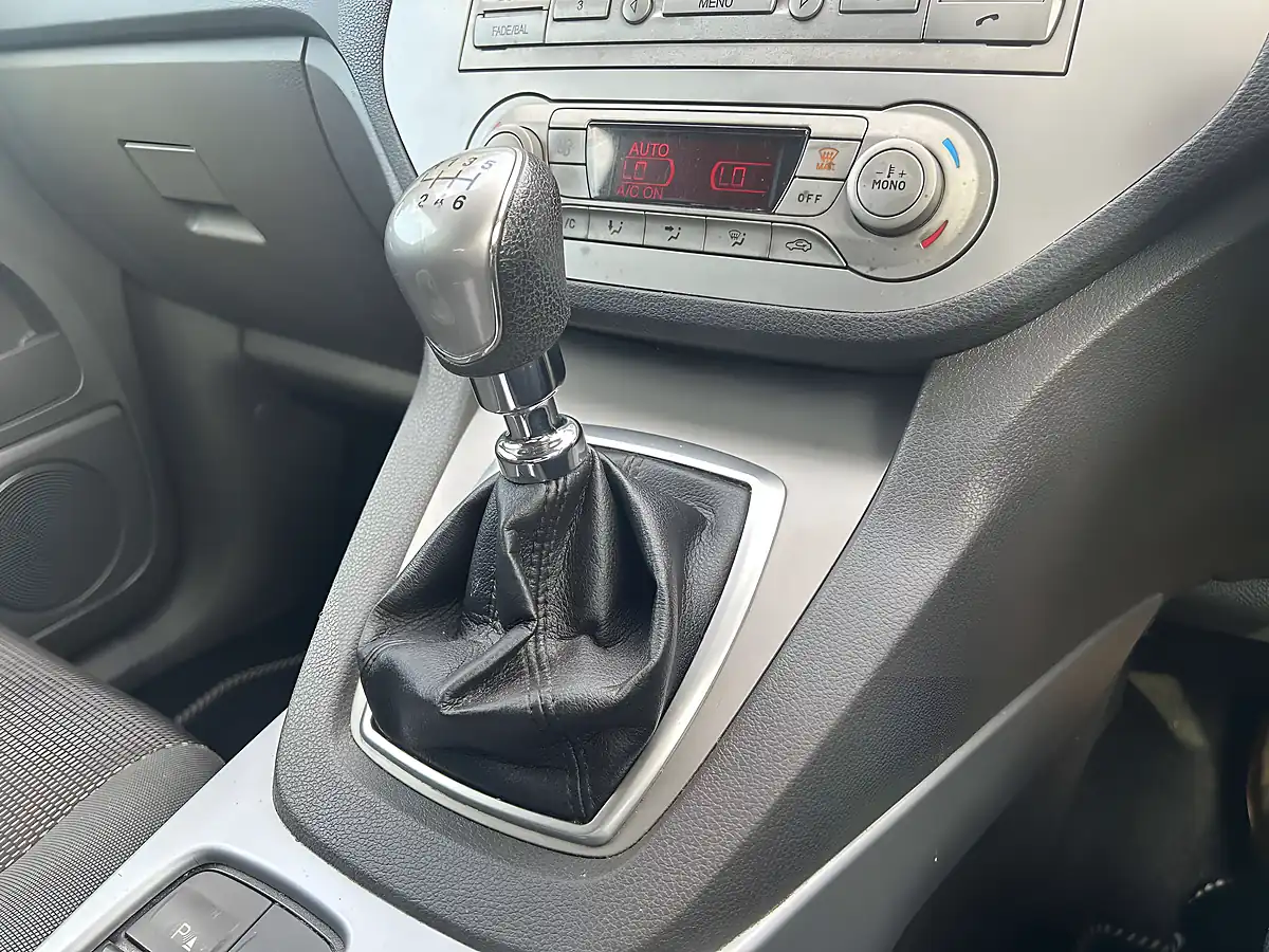 Used 2012 Ford Kuga Zetec Silver - Interior and Exterior details 15