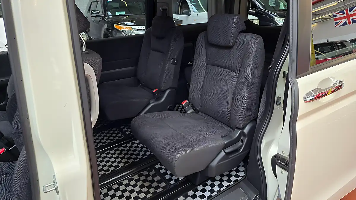 Used 2012 Honda Stepwagon Spada White - Interior and Exterior details 10