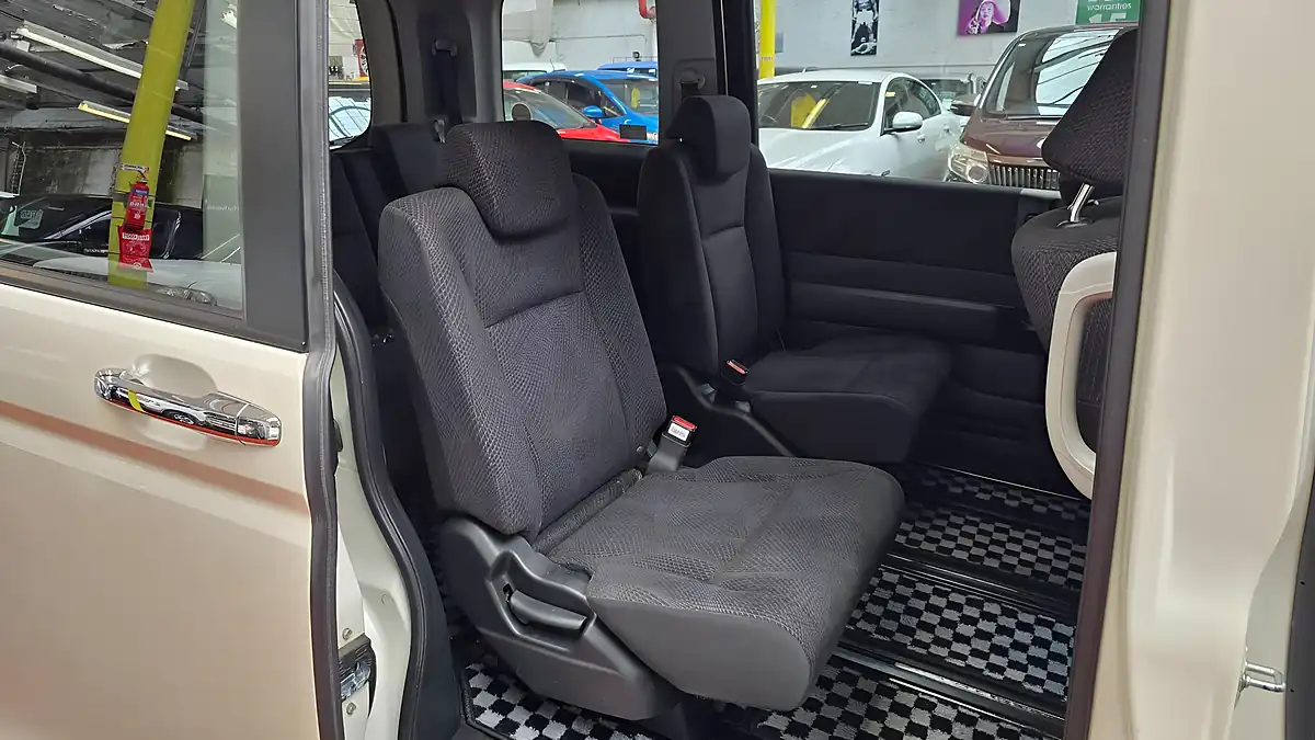 Used 2012 Honda Stepwagon Spada White - Interior and Exterior details 11