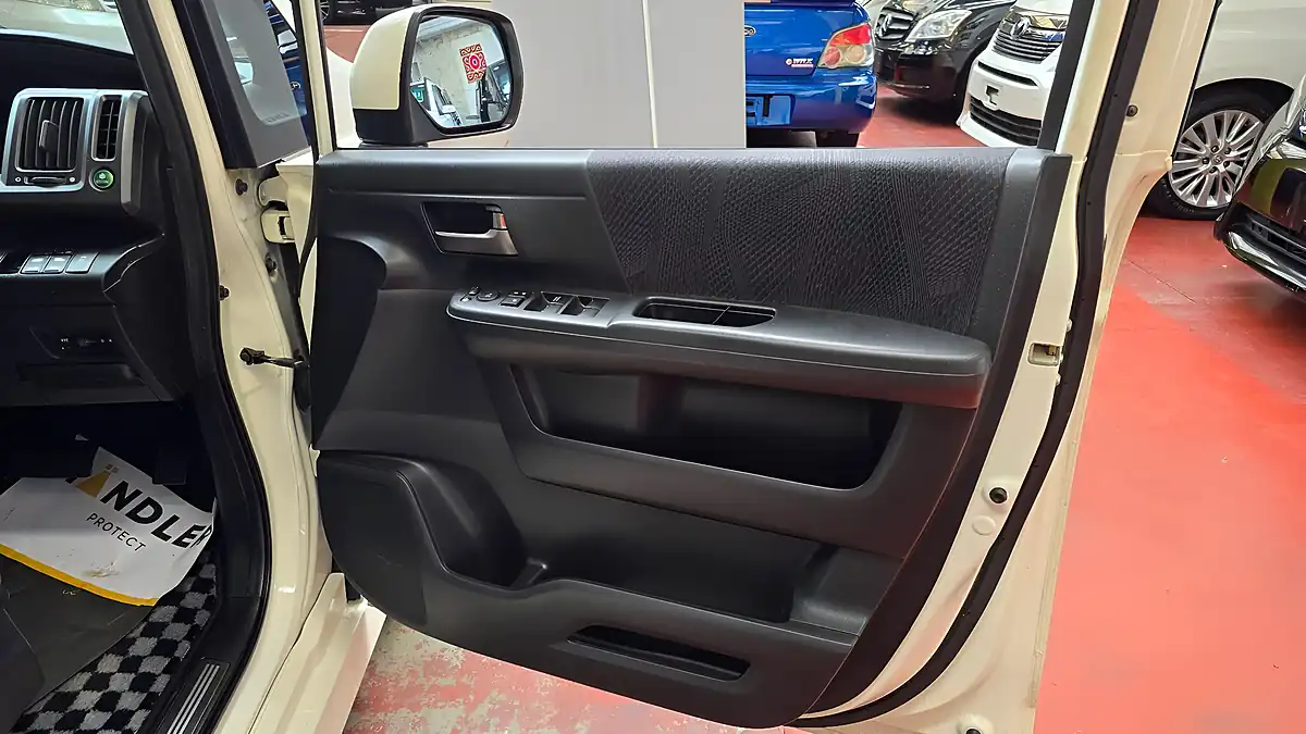 Used 2012 Honda Stepwagon Spada White - Interior and Exterior details 14