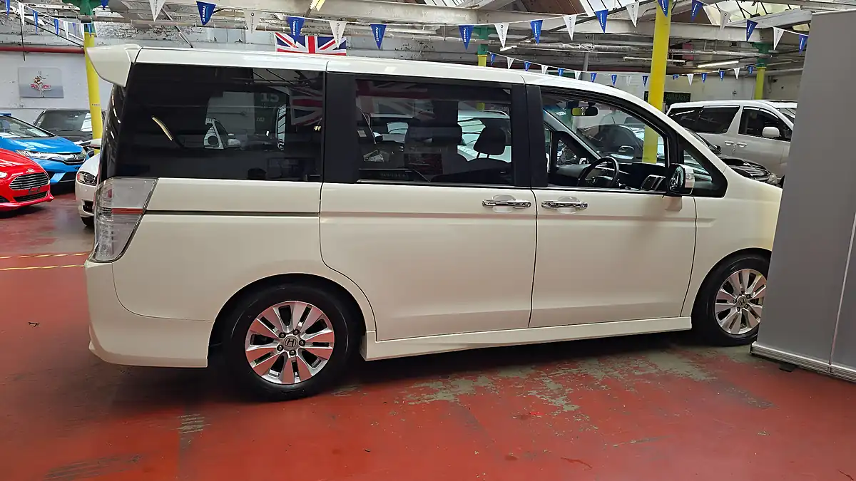 Used 2012 Honda Stepwagon Spada White - Interior and Exterior details 16