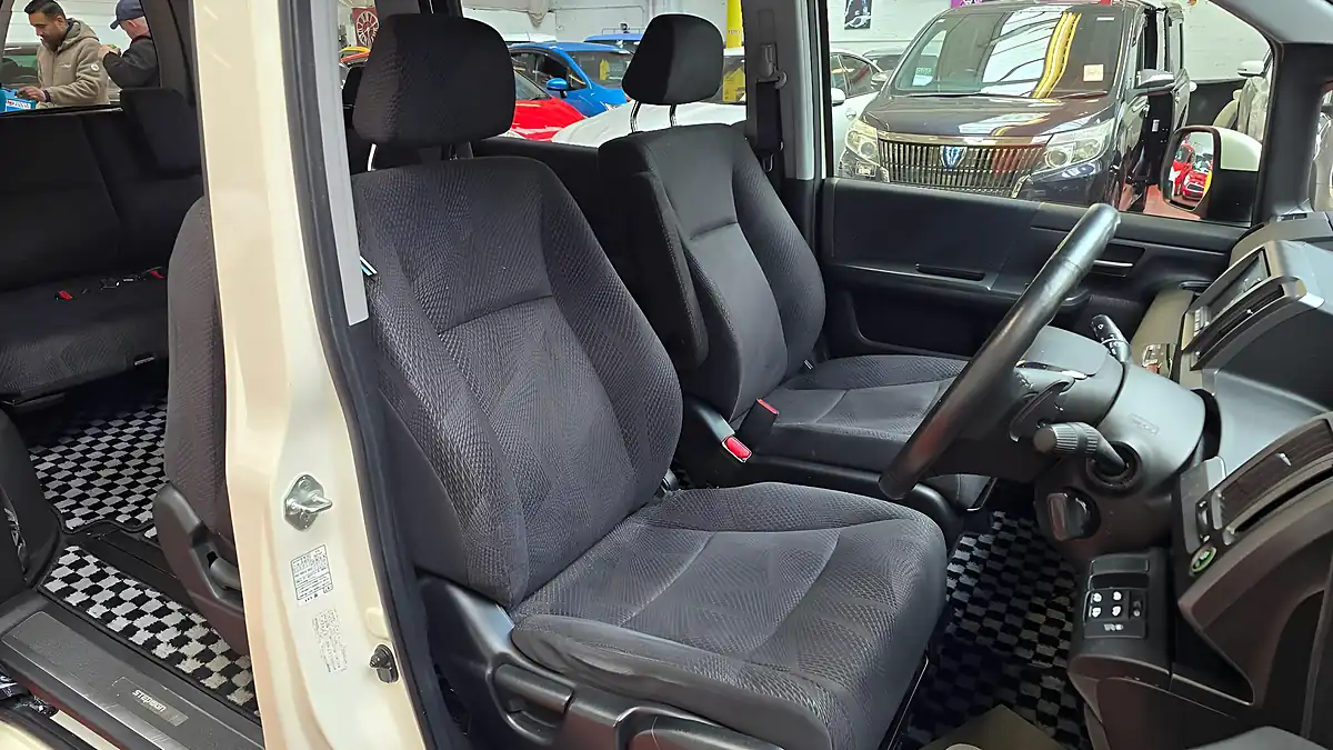 Used 2012 Honda Stepwagon Spada White - Interior and Exterior details 4