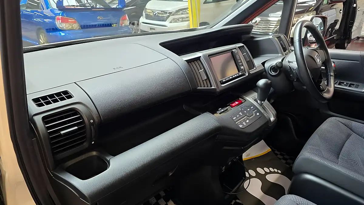 Used 2012 Honda Stepwagon Spada White - Interior and Exterior details 9