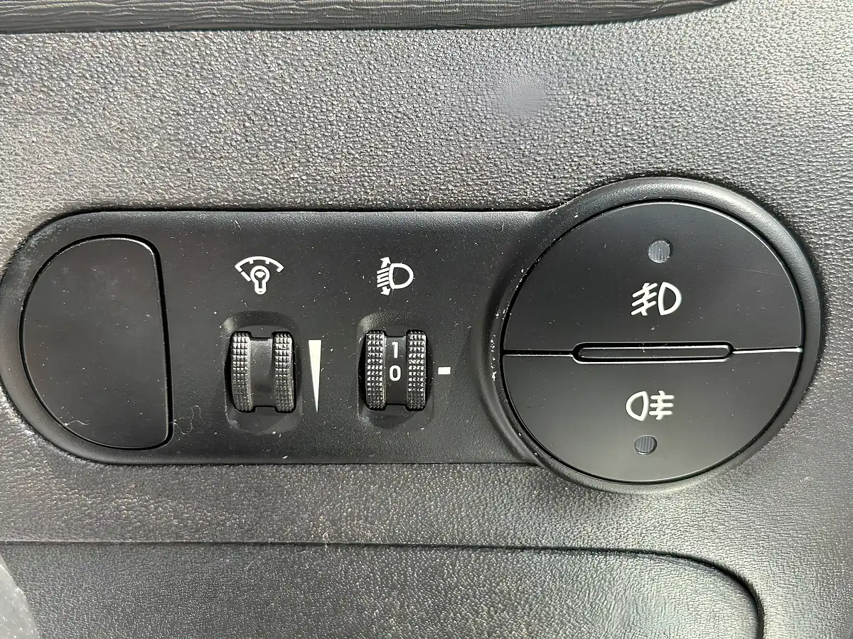 Used 2012 Hyundai I10 Active White - Interior and Exterior details 17