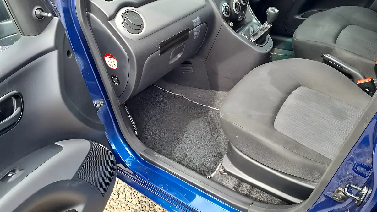 Used 2012 Hyundai i10 Classic Blue - Interior and Exterior details 15