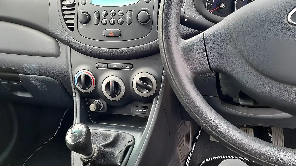 Used 2012 Hyundai i10 Classic Blue - Interior and Exterior details 17