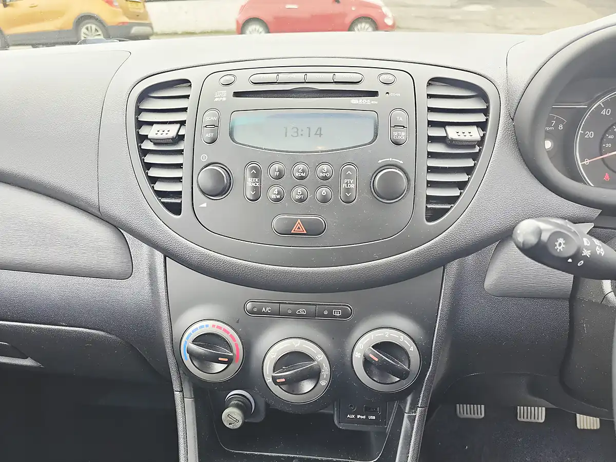 Used 2012 Hyundai i10 Classic White - Interior and Exterior details 11