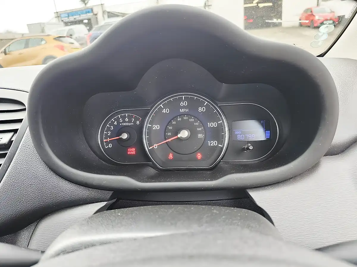 Used 2012 Hyundai i10 Classic White - Interior and Exterior details 12