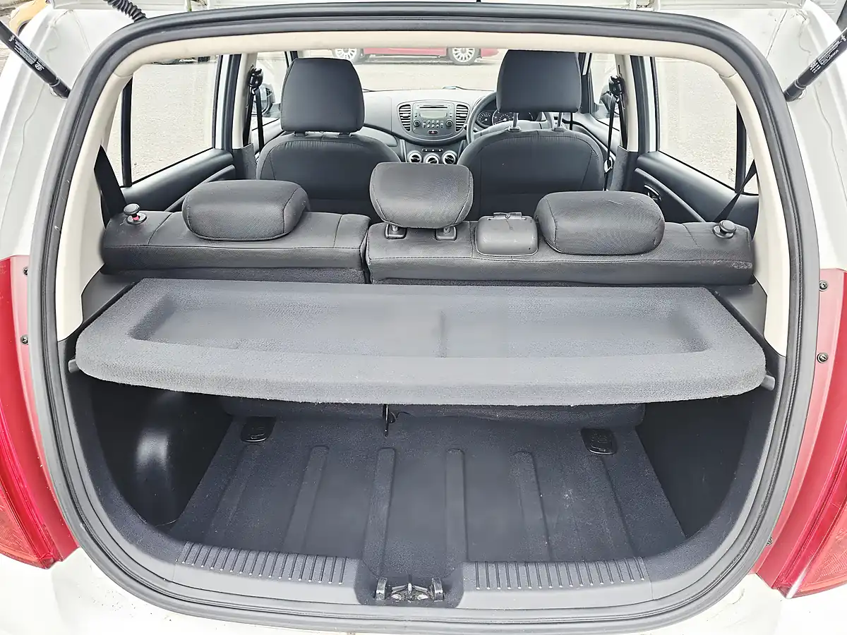 Used 2012 Hyundai i10 Classic White - Interior and Exterior details 7