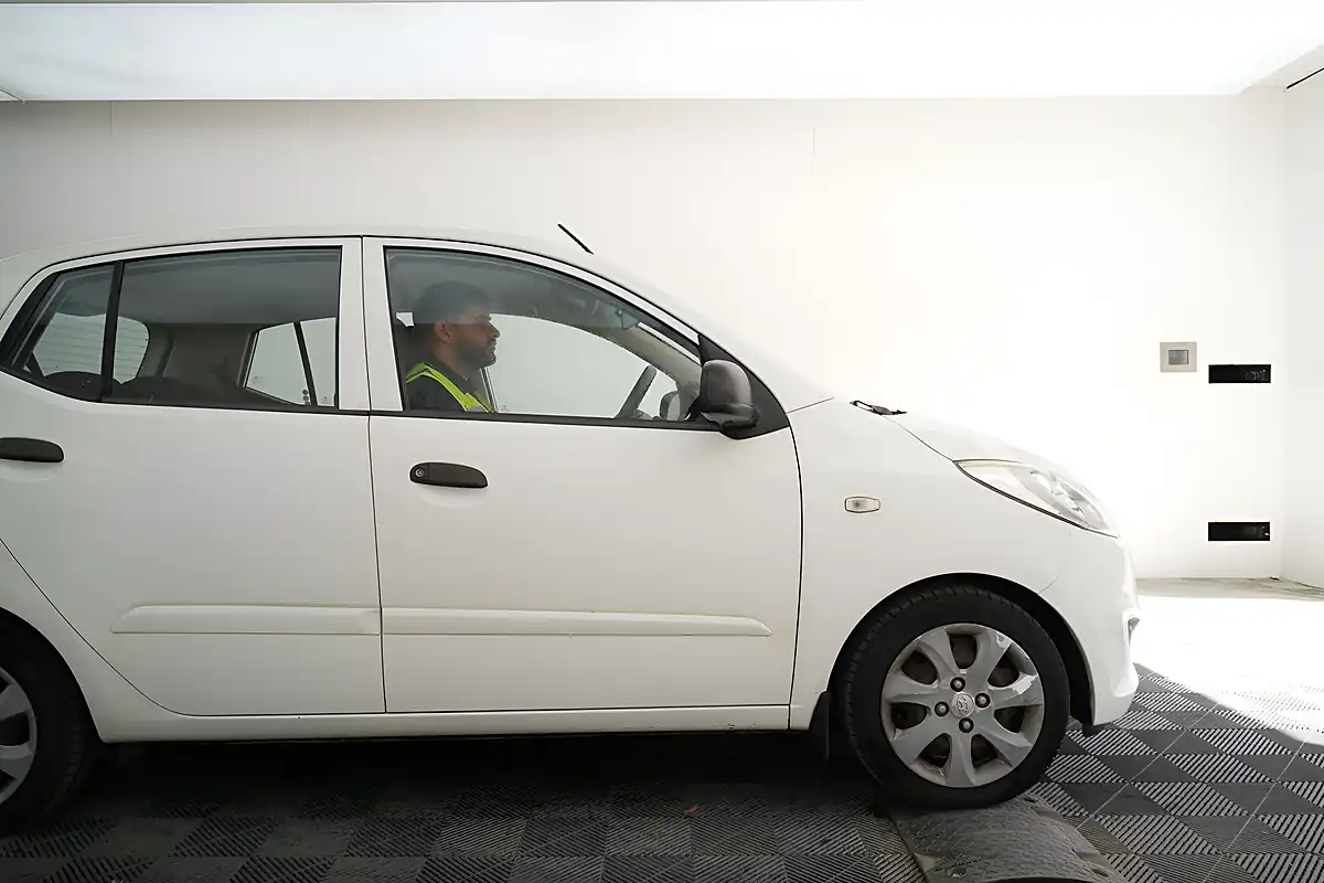 Used 2012 Hyundai I10 Classic White - Interior and Exterior details 4