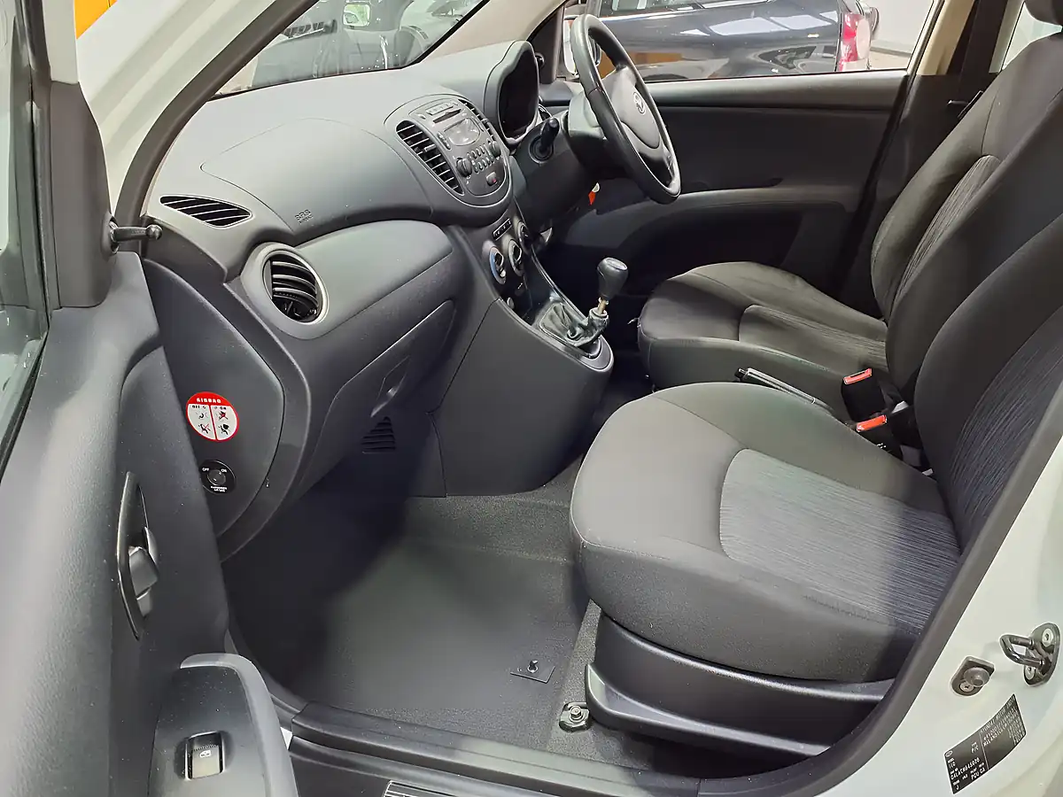 Used 2012 Hyundai I10 Classic White - Interior and Exterior details 7