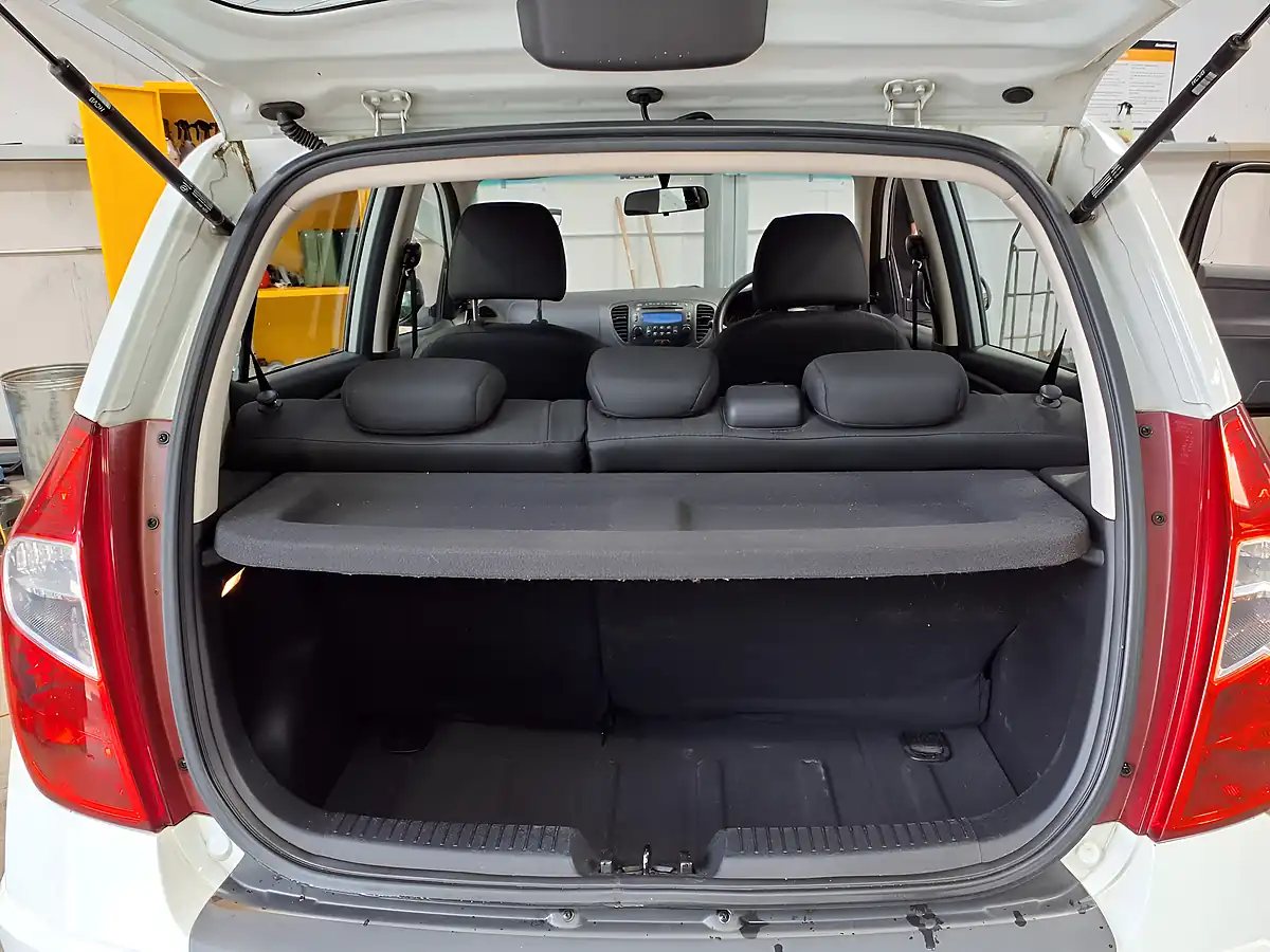 Used 2012 Hyundai I10 Classic White - Interior and Exterior details 8