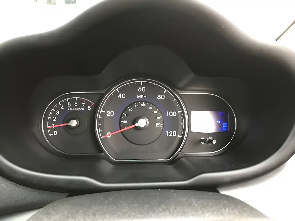 Used 2012 Hyundai I10 Classic White - Interior and Exterior details 13