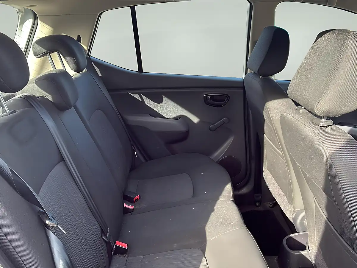 Used 2012 Hyundai I10 Classic White - Interior and Exterior details 8