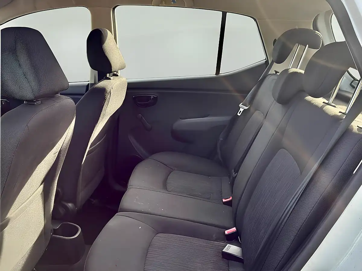 Used 2012 Hyundai I10 Classic White - Interior and Exterior details 9