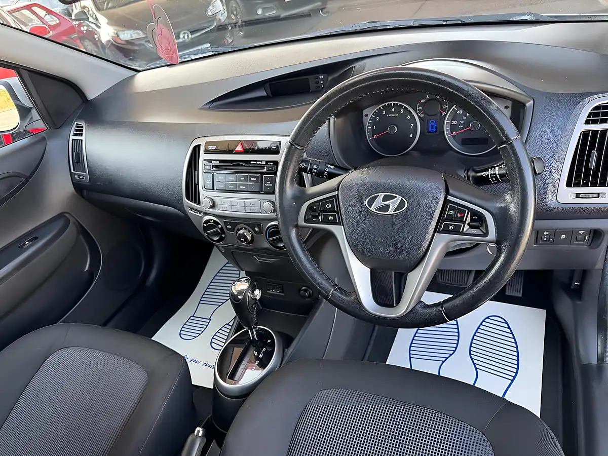 Used 2012 Hyundai i20 Active Silver - Interior and Exterior details 12