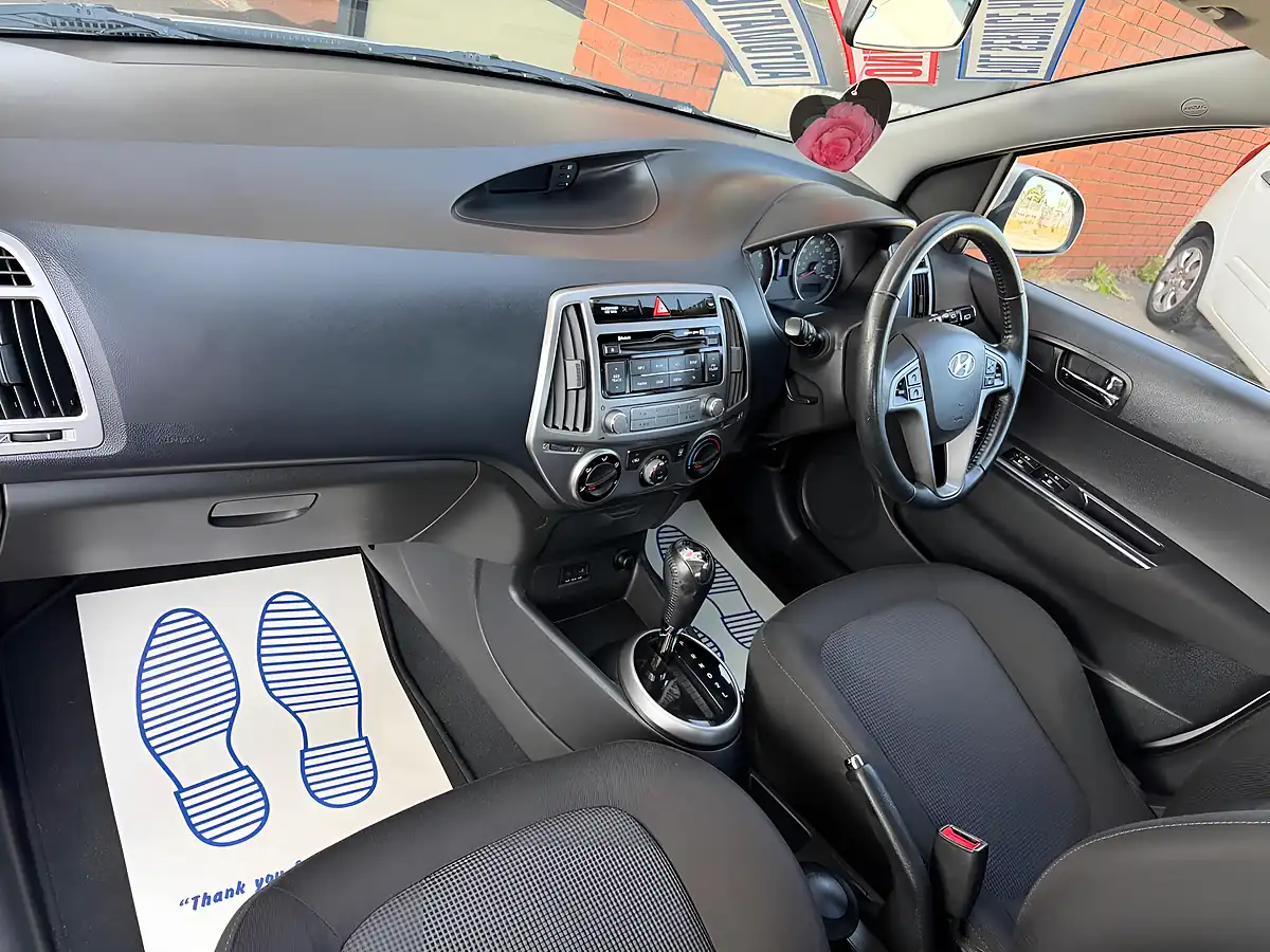 Used 2012 Hyundai i20 Active Silver - Interior and Exterior details 13