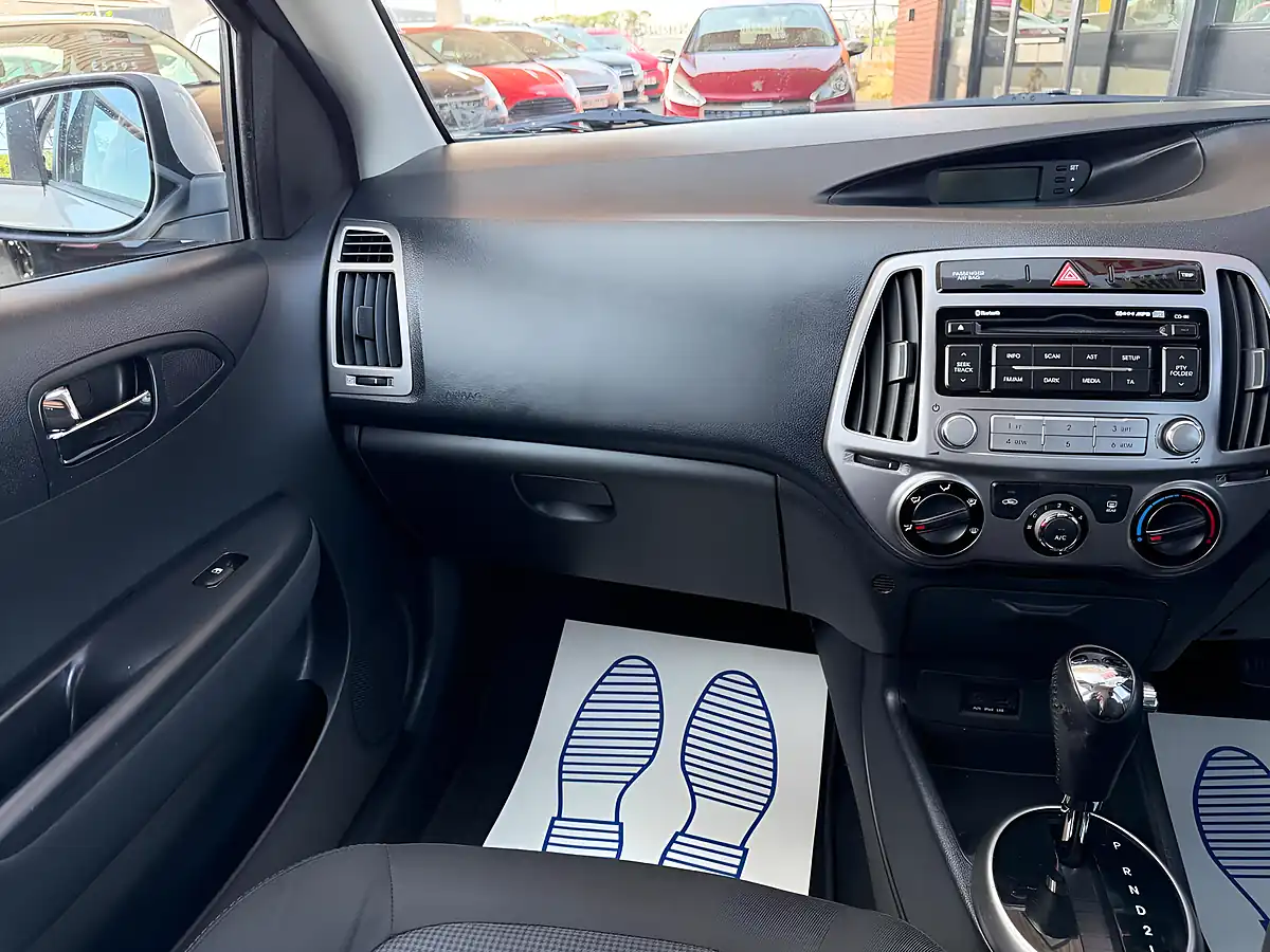 Used 2012 Hyundai i20 Active Silver - Interior and Exterior details 14
