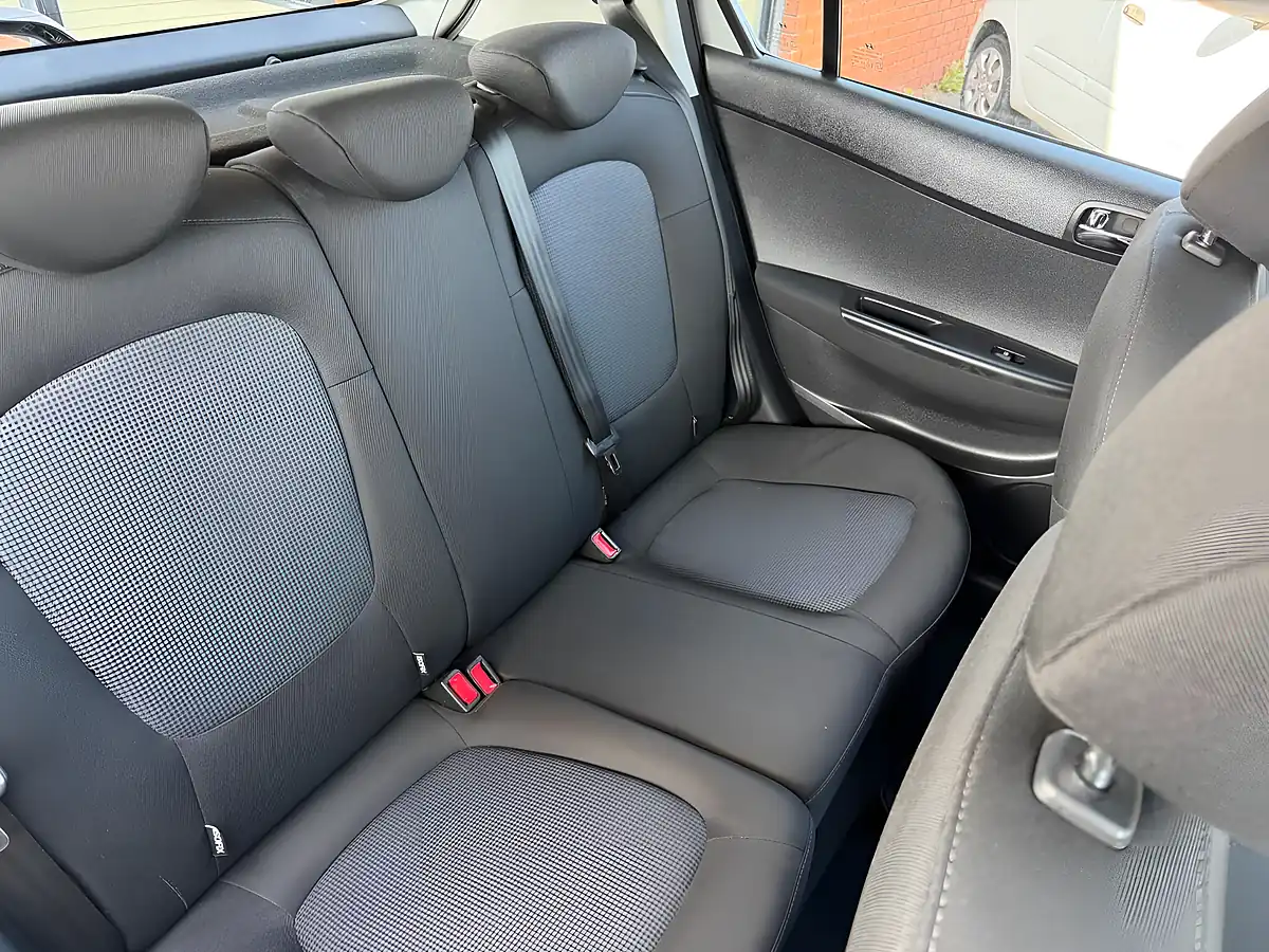 Used 2012 Hyundai i20 Active Silver - Interior and Exterior details 19
