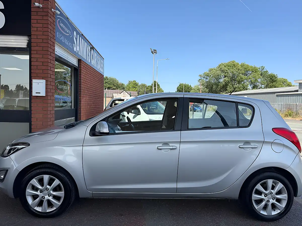 Used 2012 Hyundai i20 Active Silver - Interior and Exterior details 7