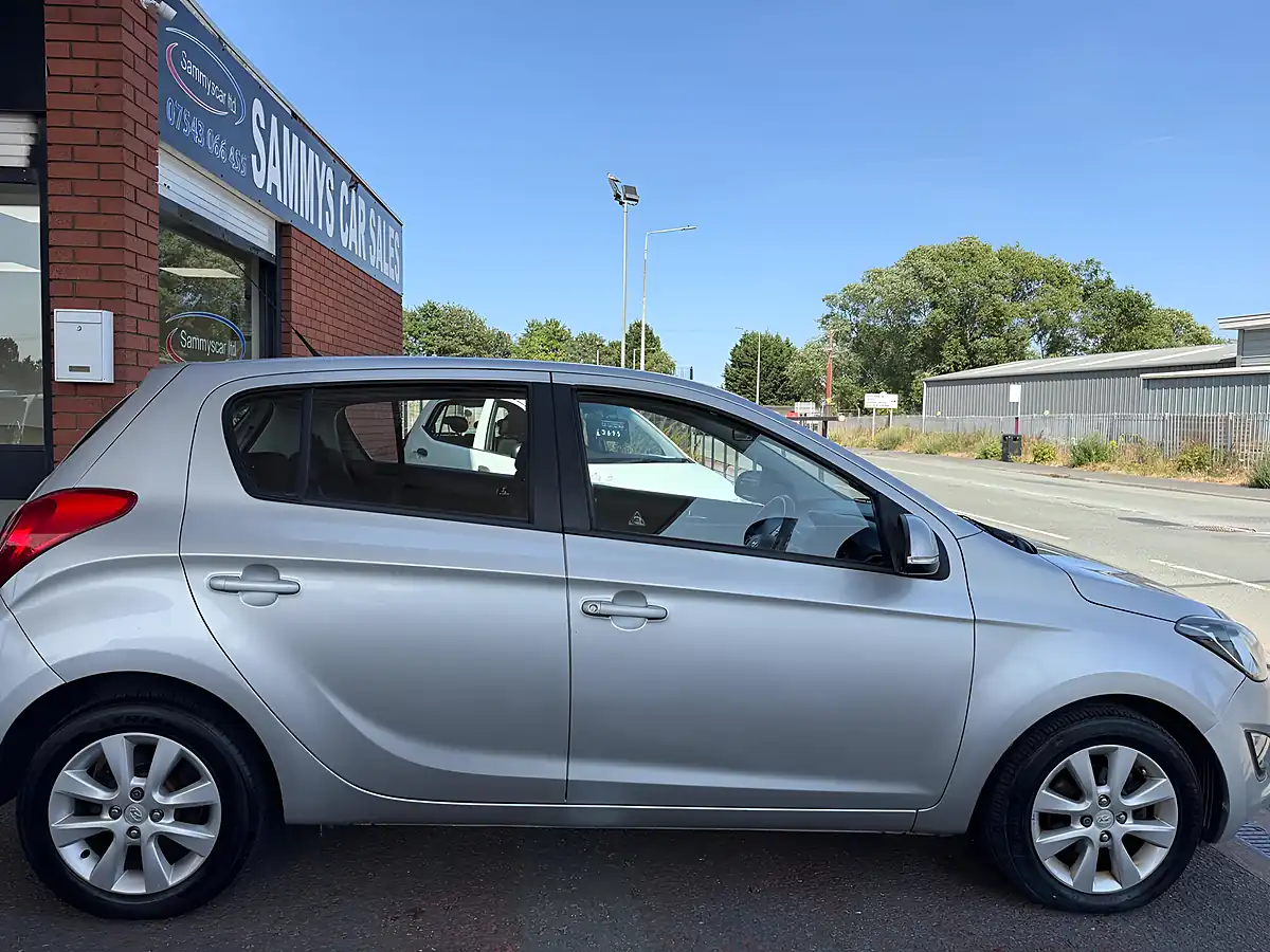 Used 2012 Hyundai i20 Active Silver - Interior and Exterior details 9