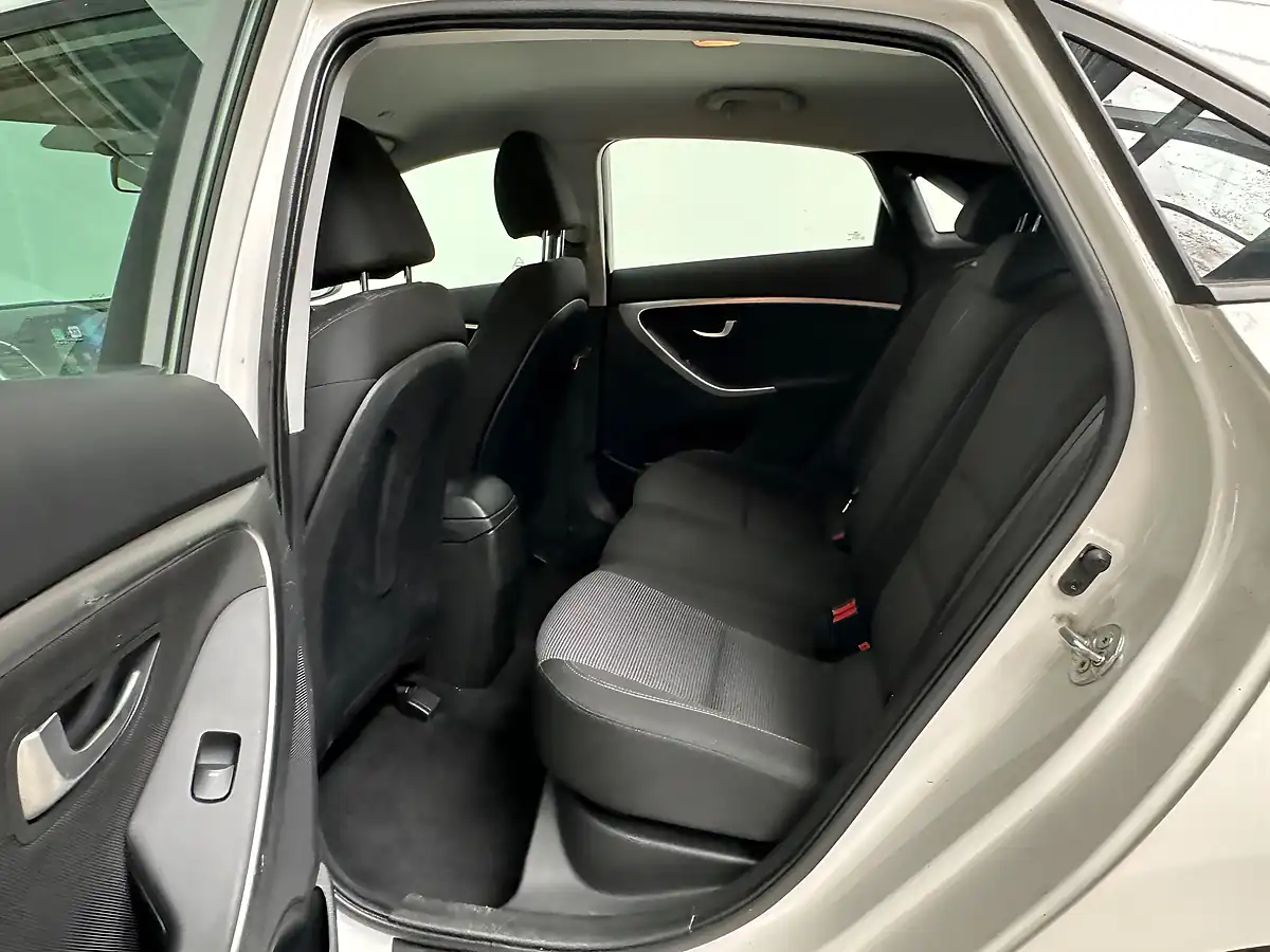 Used 2012 Hyundai I30 Blue Drive Active Creamy White - Interior and Exterior details 10